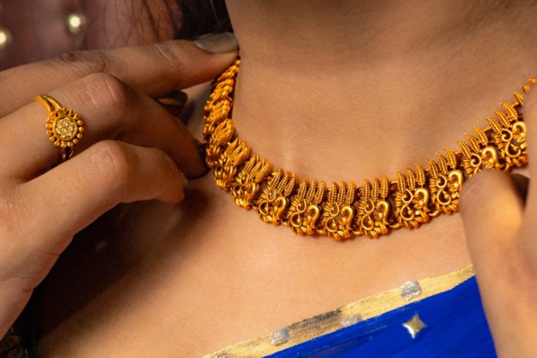 Une femme essaie un collier élégant devant son miroir