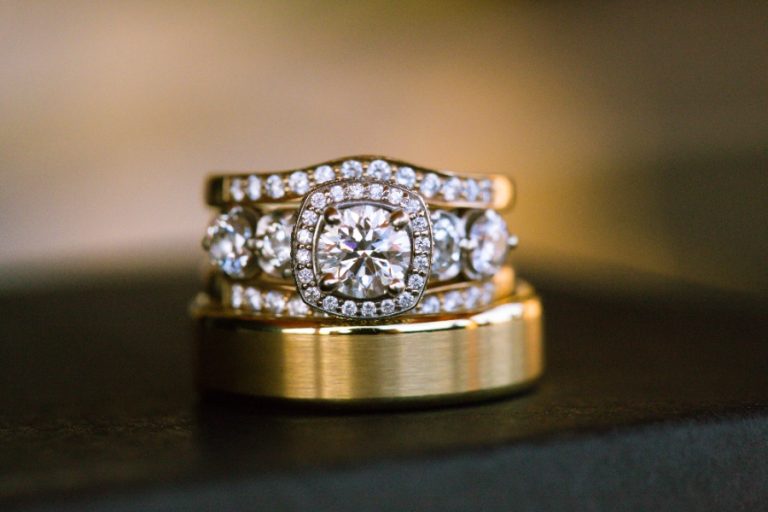 Bijoutier pesant une bague en or sur une balance de précision