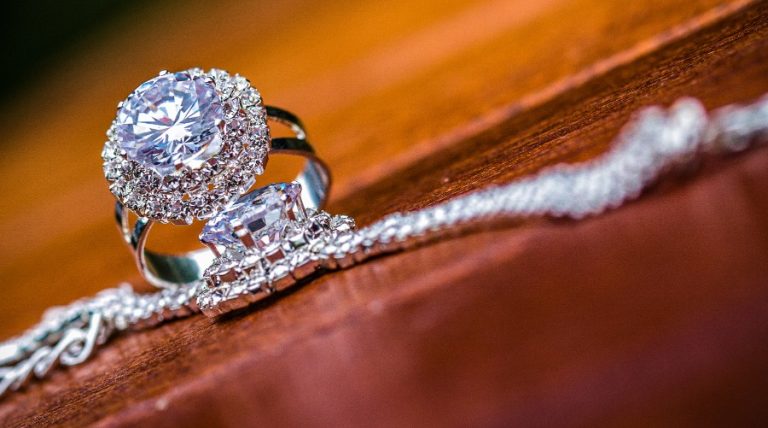 Bijoutier utilisant un mandrin pour élargir délicatement une bague