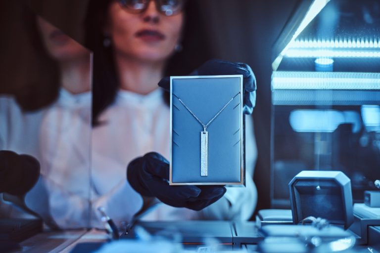 Collier connecté au design raffiné, combinant élégance et fonctionnalités intelligentes pour un usage quotidien