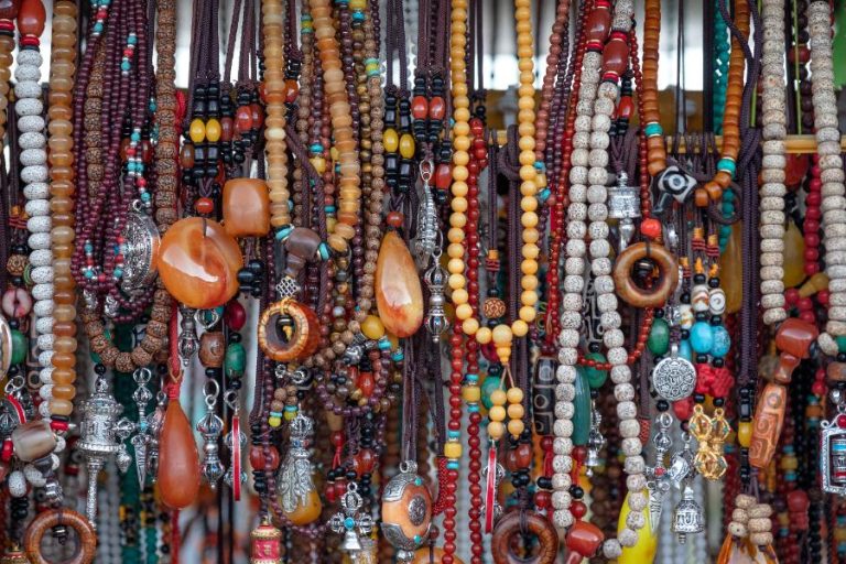 Collier d’été composé de perles et coquillages naturels, assemblés sur un fil beige au charme artisanal