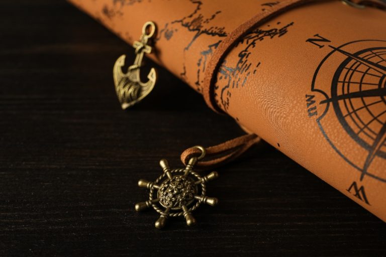 Collier doré orné d’un trèfle à quatre feuilles, symbole porte-bonheur suspendu sur une fine chaîne délicate
