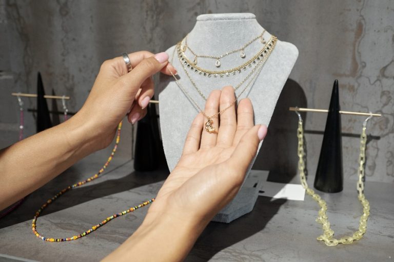 Un collier en Y doré au pendentif finement travaillé apporte une touche vintage raffinée
