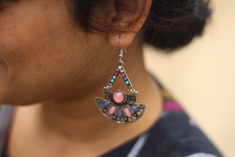 Boucles d’oreilles fantaisie posées sur un linge propre après nettoyage pour un séchage à l’air libre