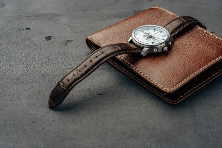 Outil de précision pour retirer le bracelet d’une montre classique