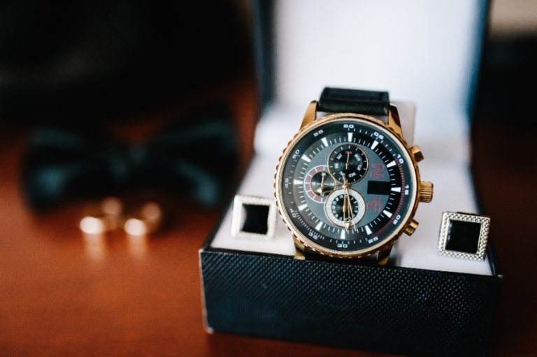 Fond de montre retiré par simple pression avec un petit outil adapté