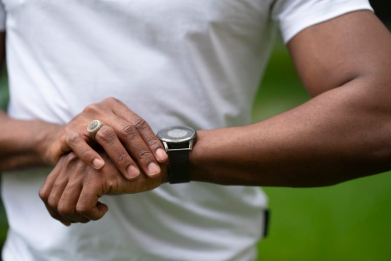 Fond de montre repositionné à la main sans outil lourd