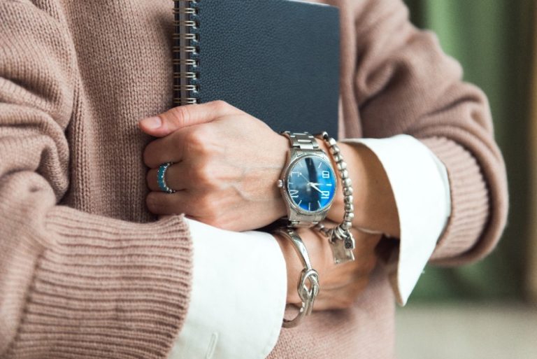 Bracelet métallique de montre avec maillons démontables visibles