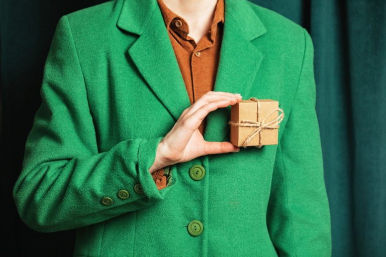 Un blazer vert associé à une chemise blanche classique et un pantalon droit élégant