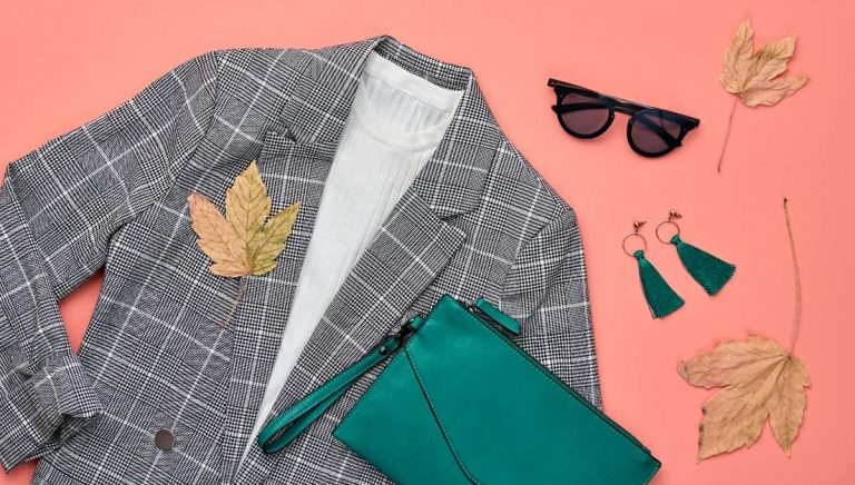 Une femme porte un blazer avec un top blanc simple pour un look minimaliste