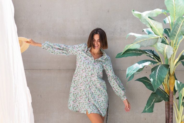 Robe chemisier portée avec des baskets et un sac pratique pour un look du quotidien