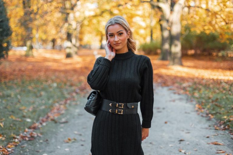 Une robe pull cintrée à la taille par une ceinture fine qui souligne la silhouette