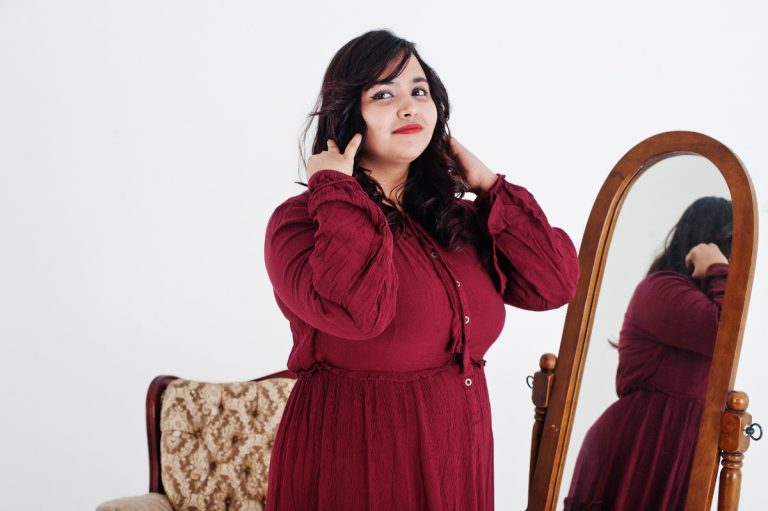 Une robe taille empire qui libère le ventre et met en valeur le buste
