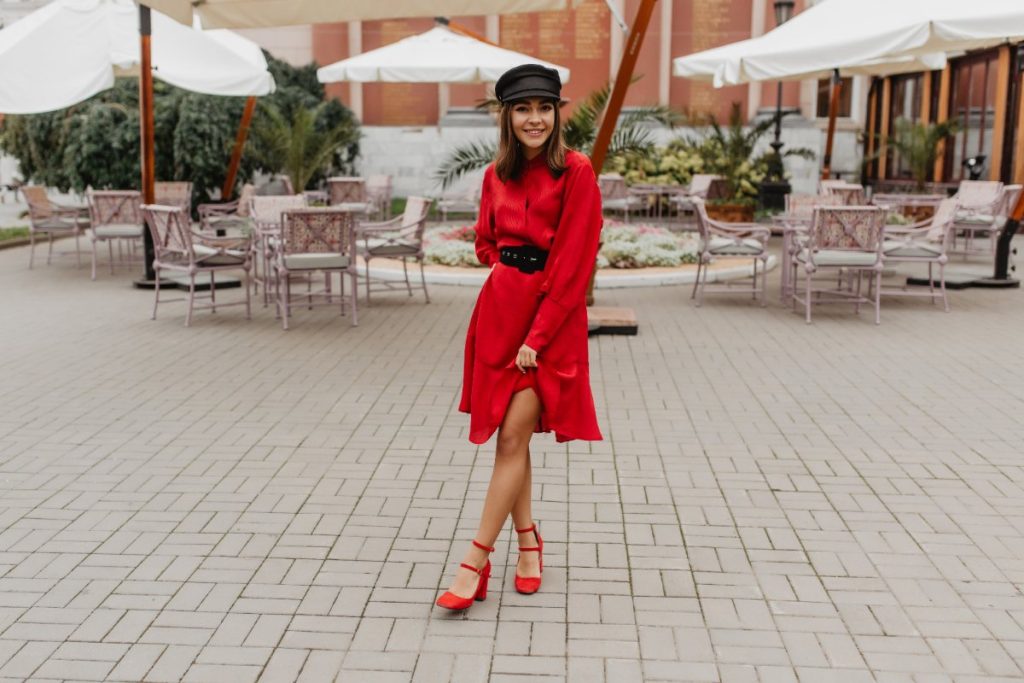 Une femme portant une robe rouge et un talon