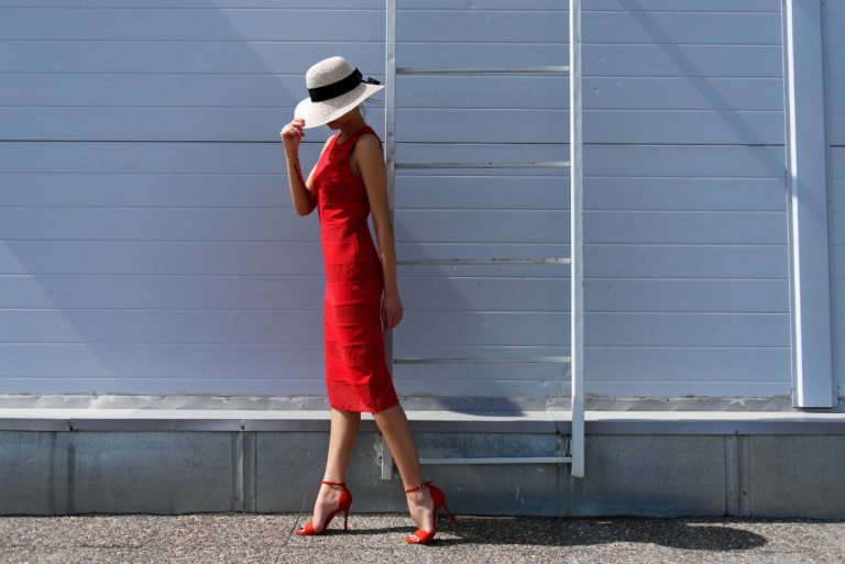 Une femme élégante avec une robe rouge et un escarpin de la même couleur