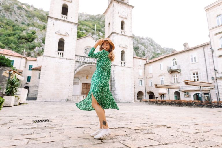 Une femme élégante portant une robe verte avec un basket blanc