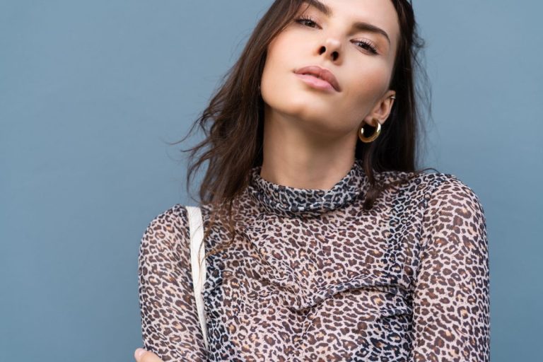 Une femme portant un vêtement imprimé python