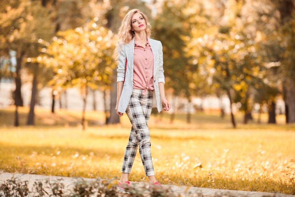 Une femme portant un pantalon à carreaux avec une chemise