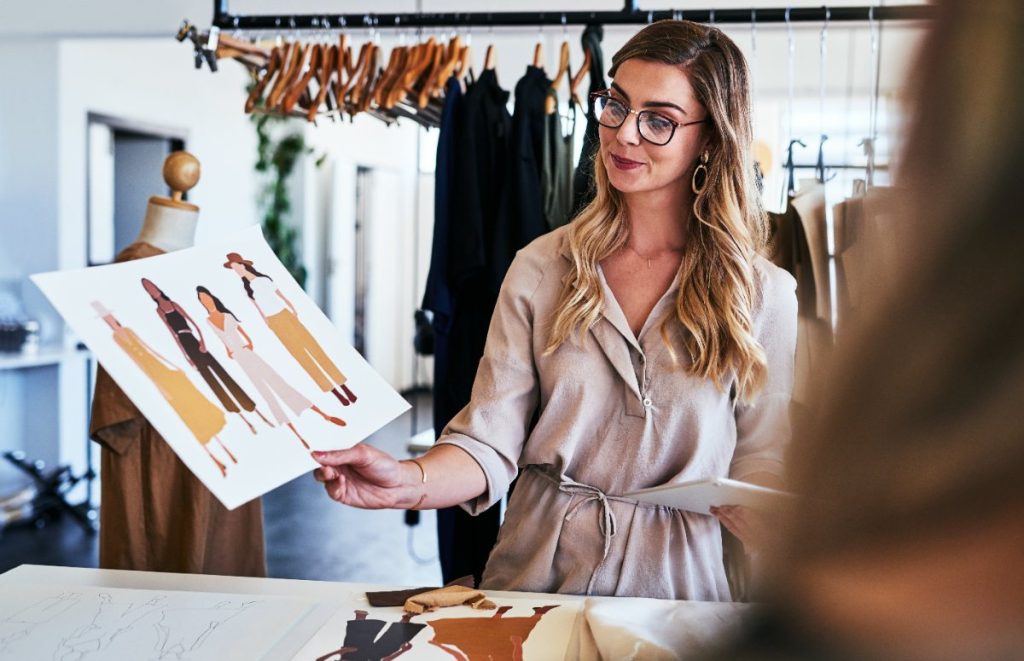 Une femme qui regarde un catalogue