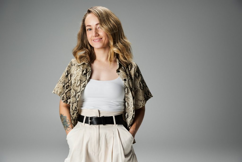 Une jeune femme portant une chemise imprimé python