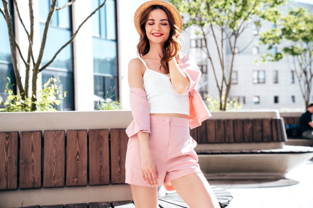 Une jeune fille portant un ensemble rose avec un short taille haute