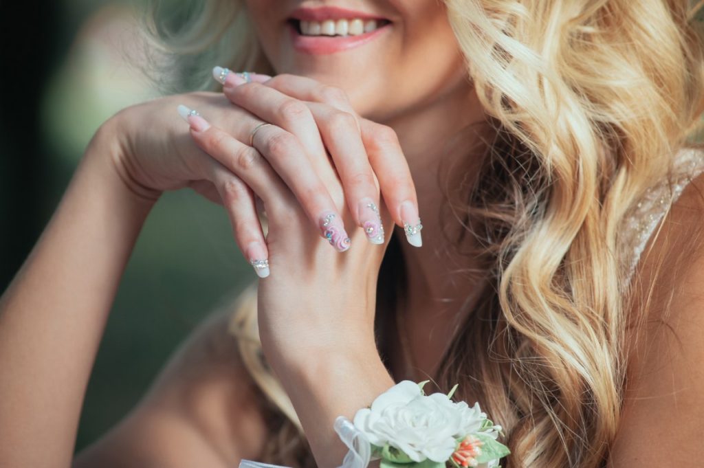 Une femme élégante avec un corsage sur le poignet
