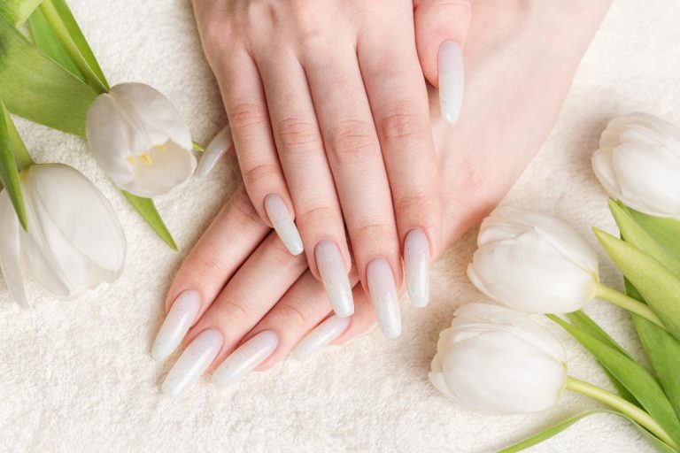 Mains d'une femme aux ongles longs
