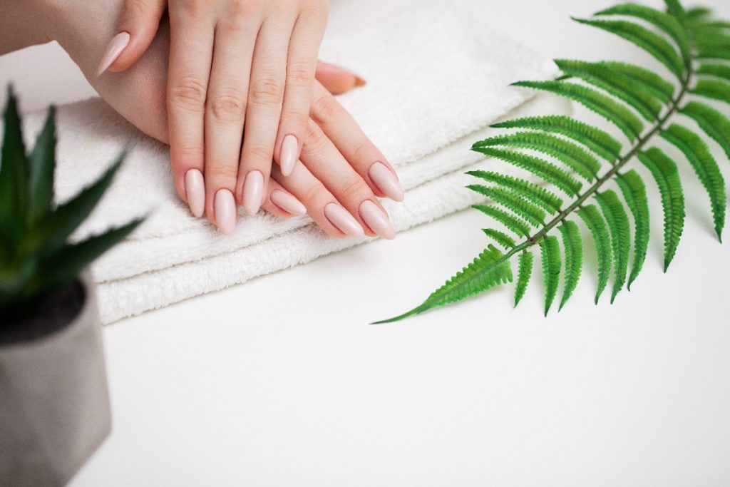 Mains d'une femme avec des ongles longs