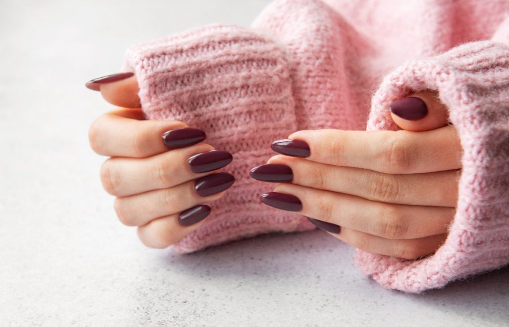 Mains d'une femme avec des ongles manucurés