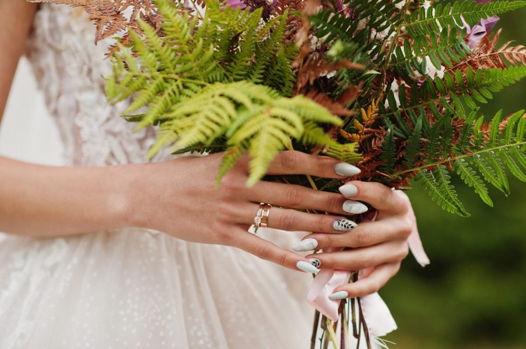 Une mariée tenant un bouquet de fleurs