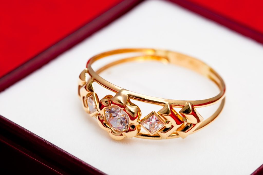 Une bague en or avec des pierres précieuses