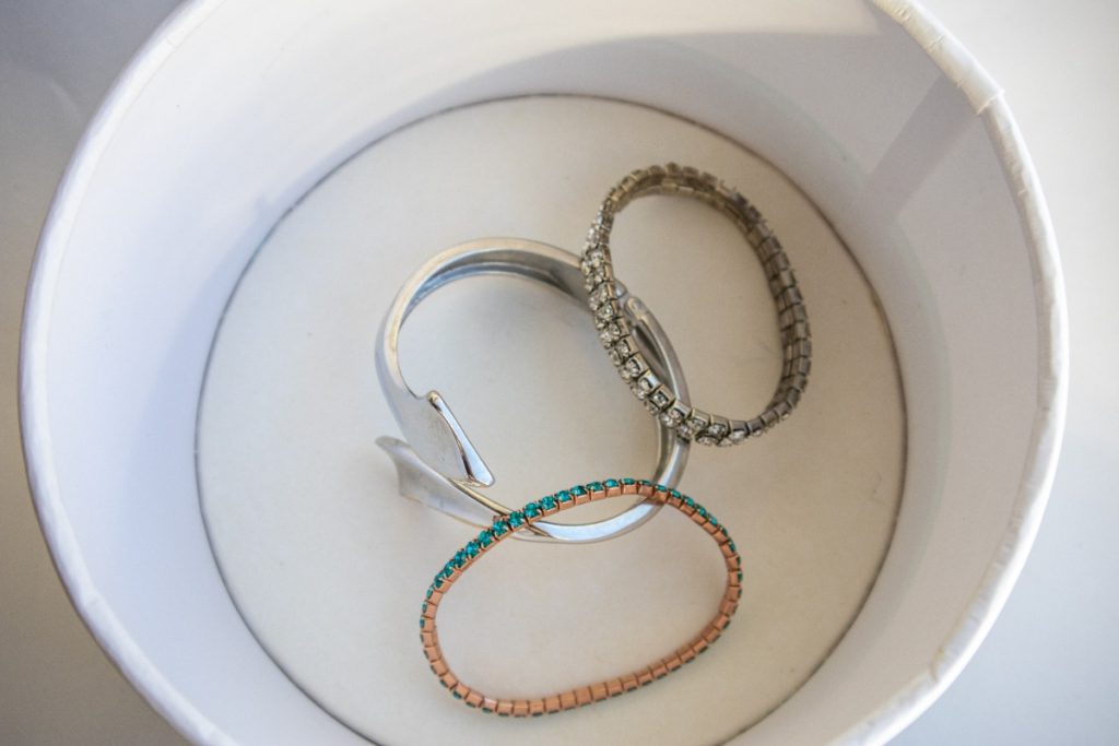 Des bracelets nettoyés dans un bol