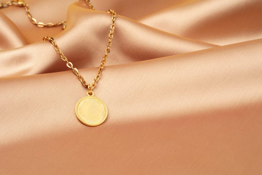 Un collier avec un pendentif sur un tissu