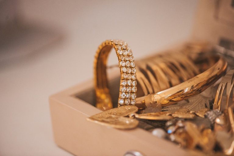Des élégants bijoux dorés étincélants dans une boîte
