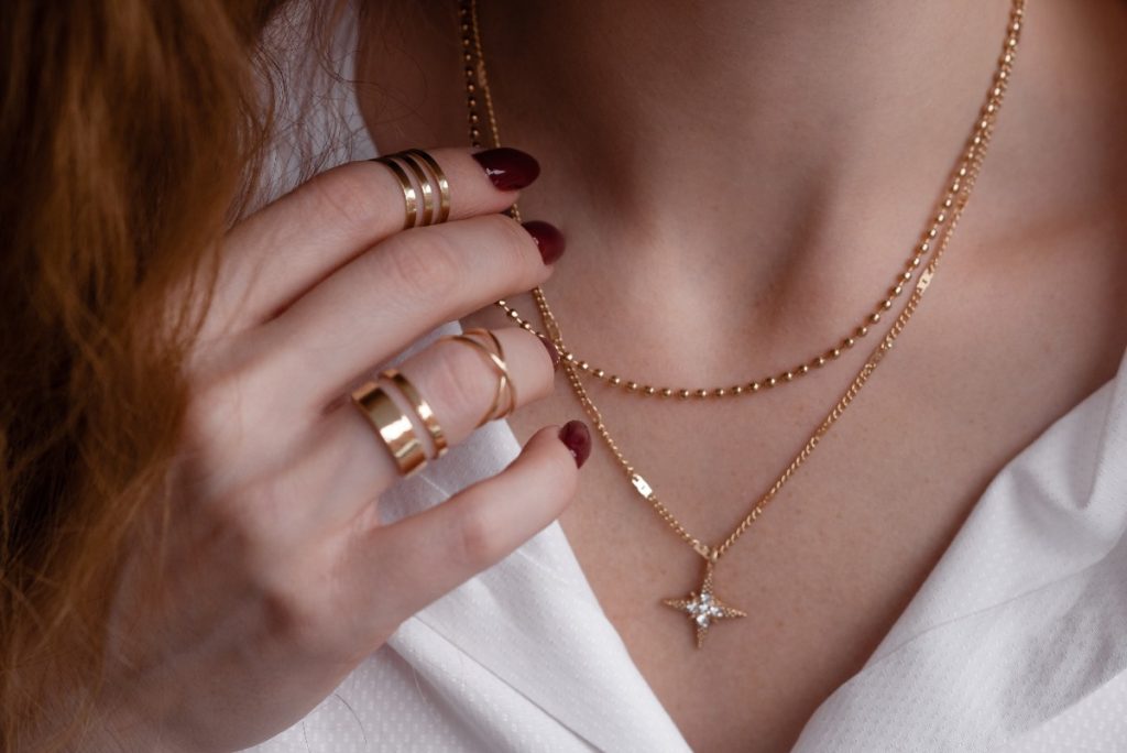 Une femme portant un collier en acier inoxydable