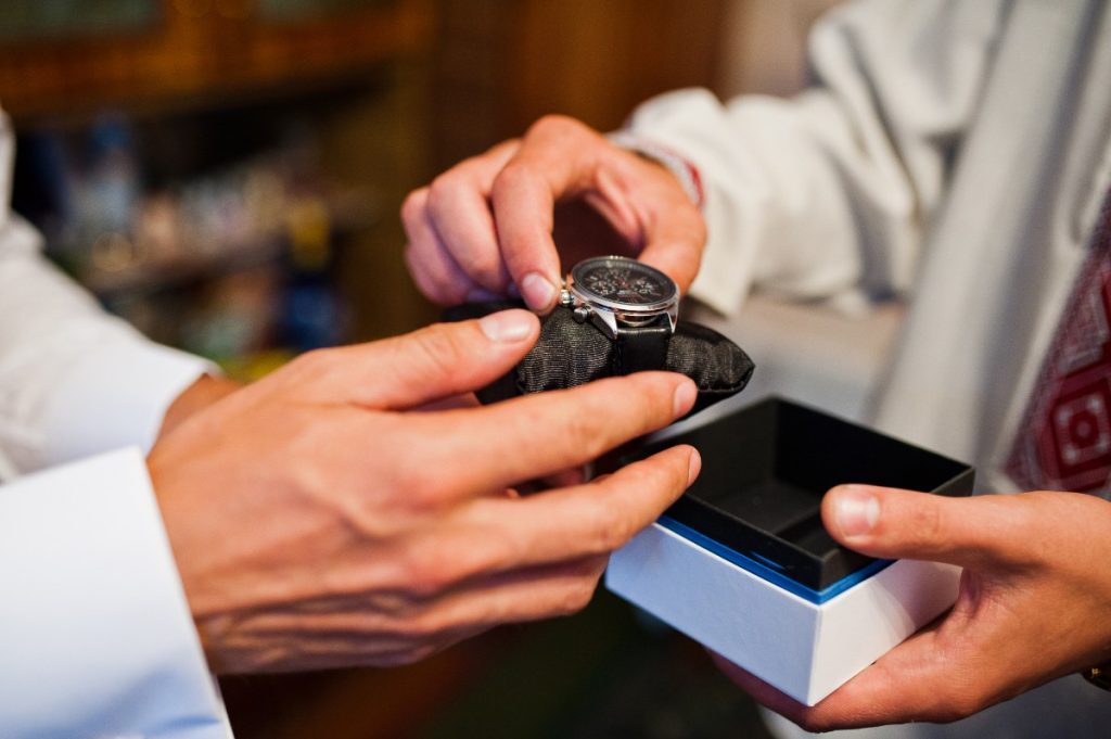Un homme qui vend une montre
