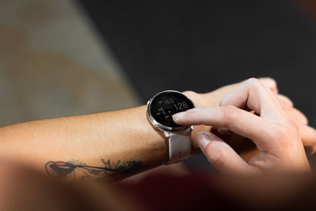 Main faisant un réglage d'une montre électronique