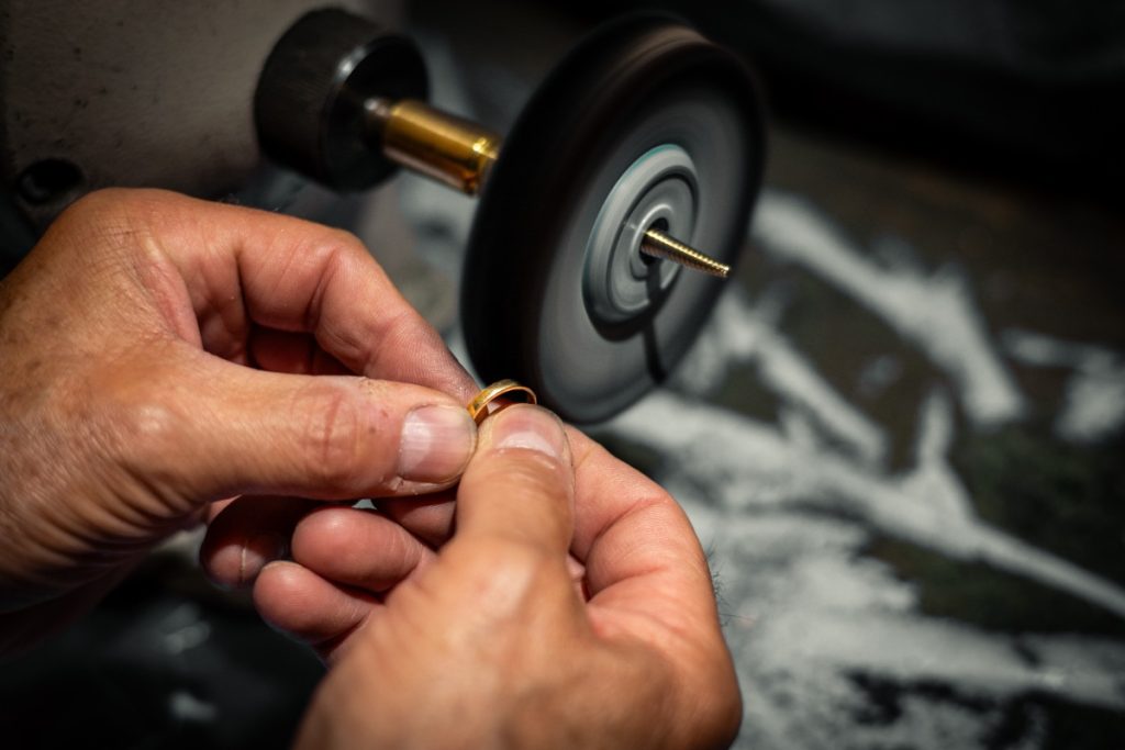 Mains polissant une bague en or