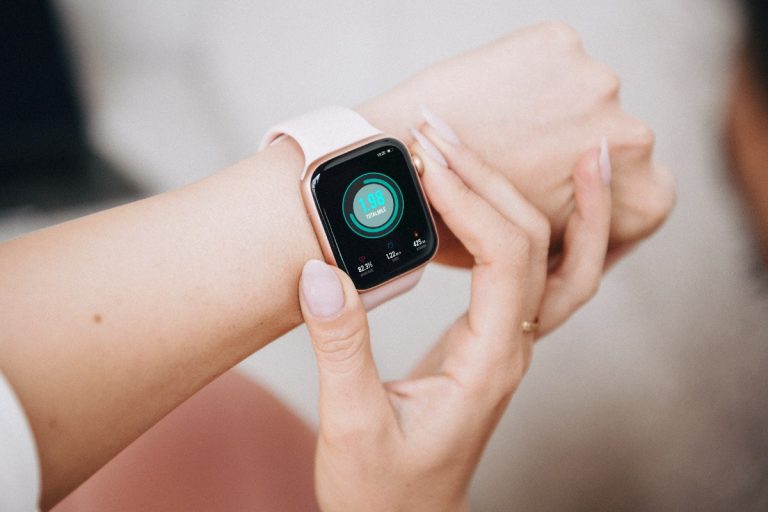 Une personne qui allume une montre connectée