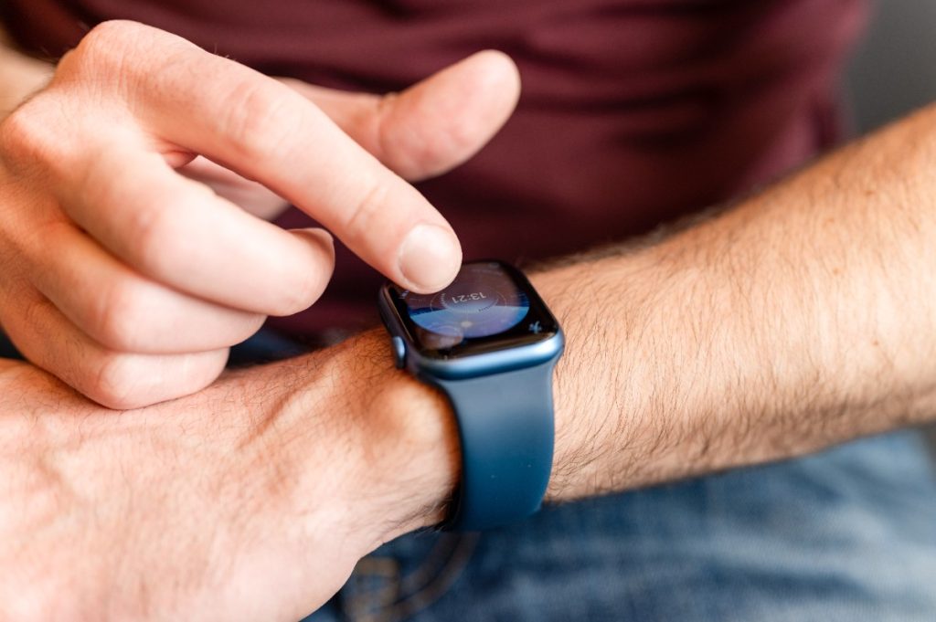 Une personne qui porte une montre connectée