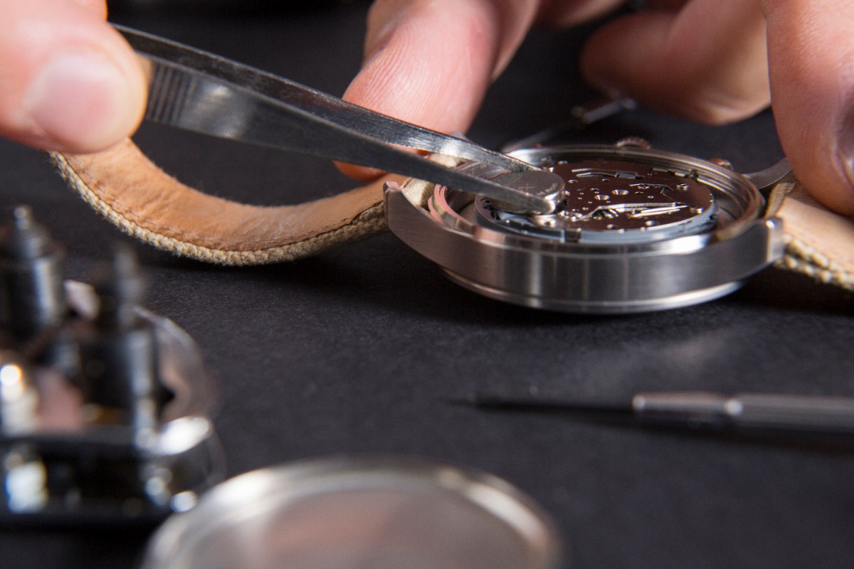 Comment remettre en place le fond clipsé d’une montre sans l’abîmer ?