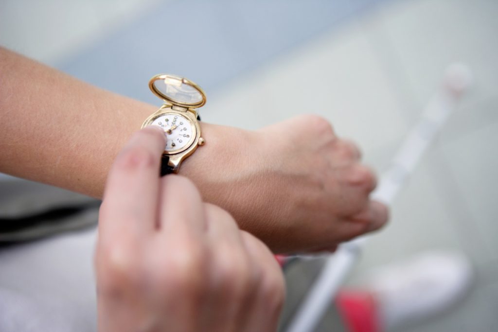 Poignet portant une montre décorative