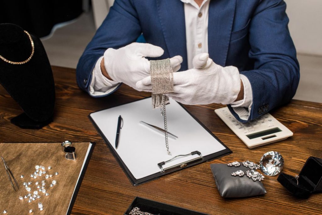 Un professionnel qui examine un bijoux