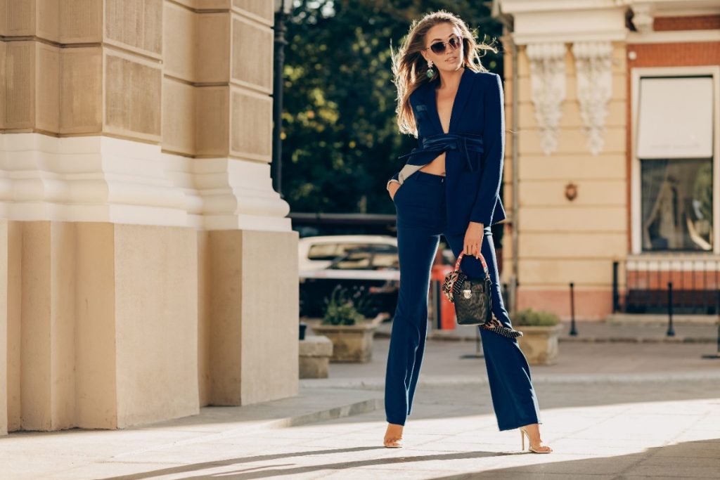 Une élégante femme en costume bleu avec un talon