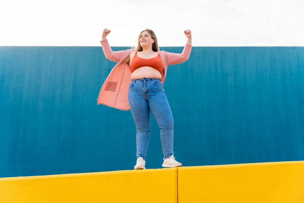 Une femme portant un pantalon jean bleu