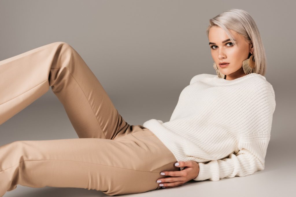 Une femme portant un pull et un pantalon beige
