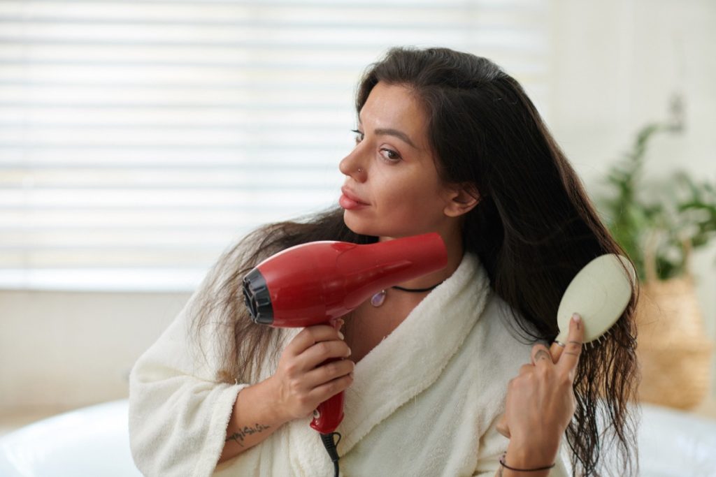 Une femme séchant les cheveux