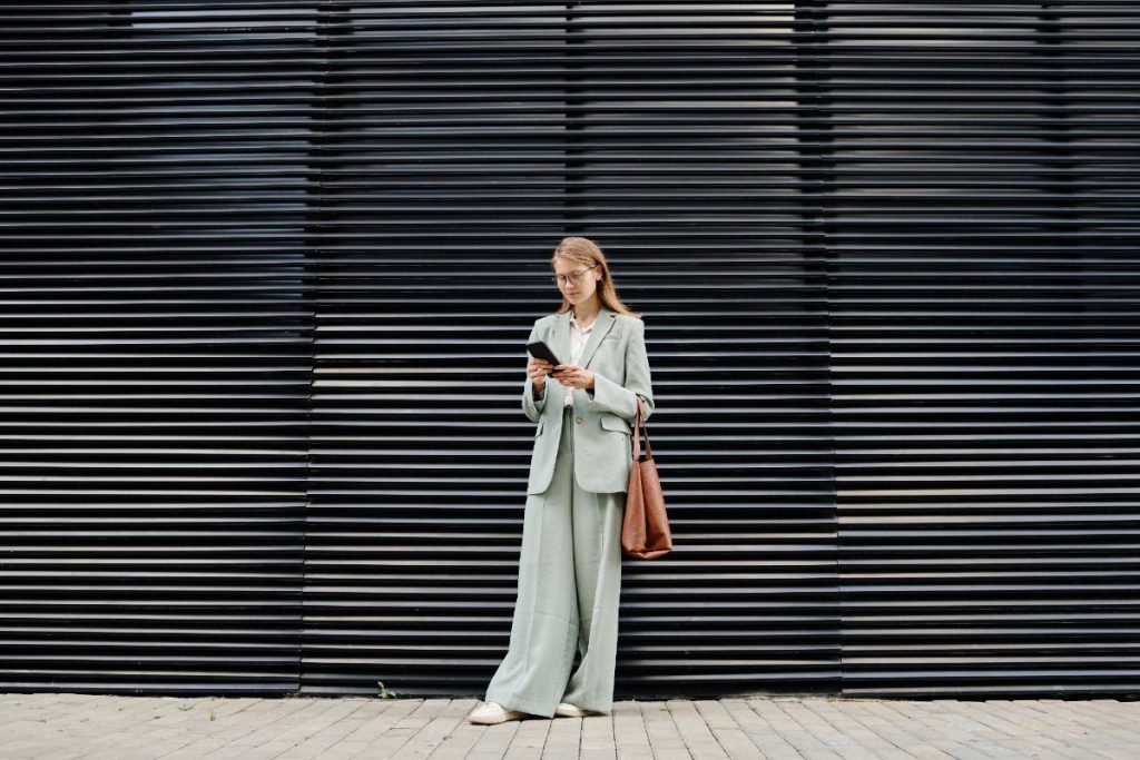 Une femme stylée portant un ensemble et sac