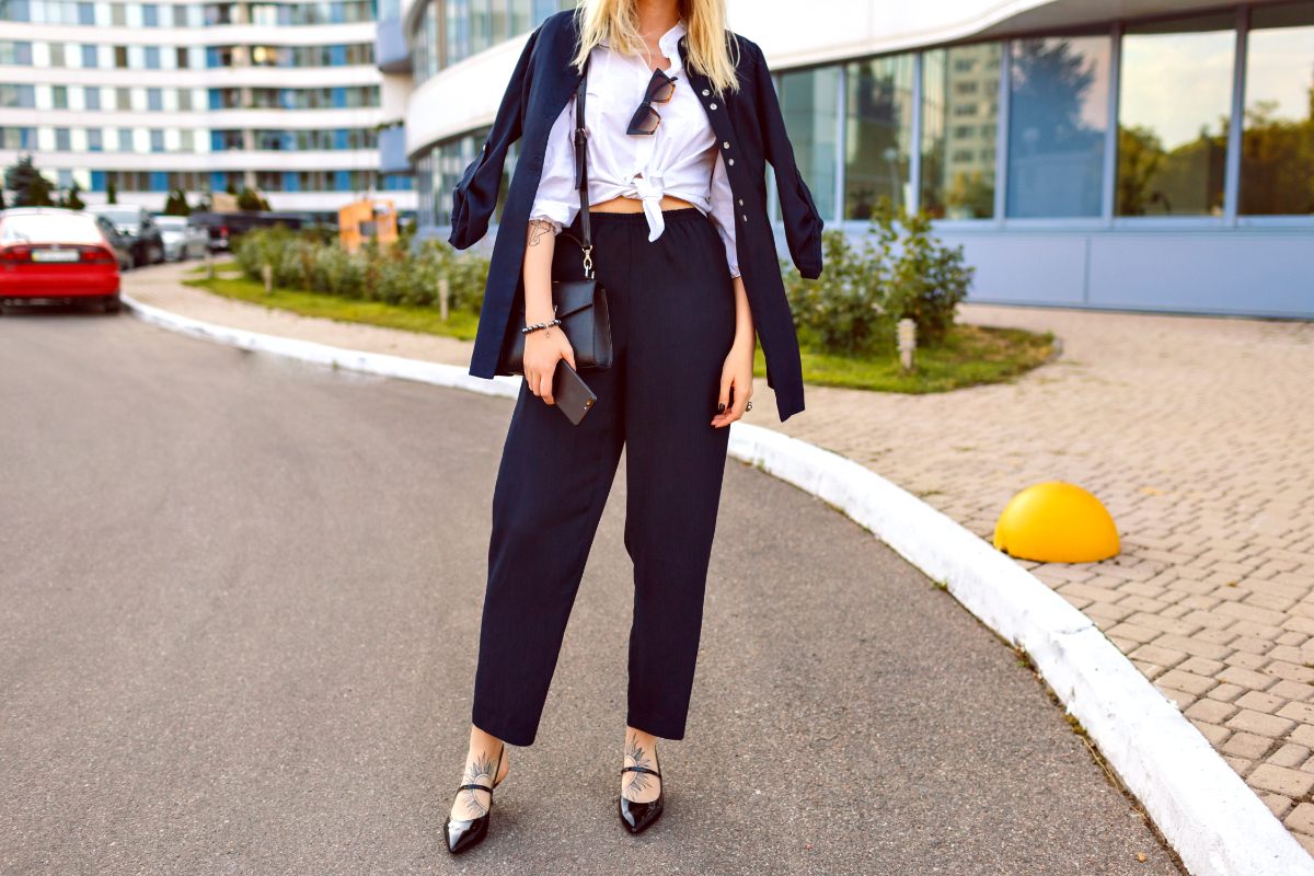 Avec un pantalon bleu marine, quelles chaussures femme adopter ?
