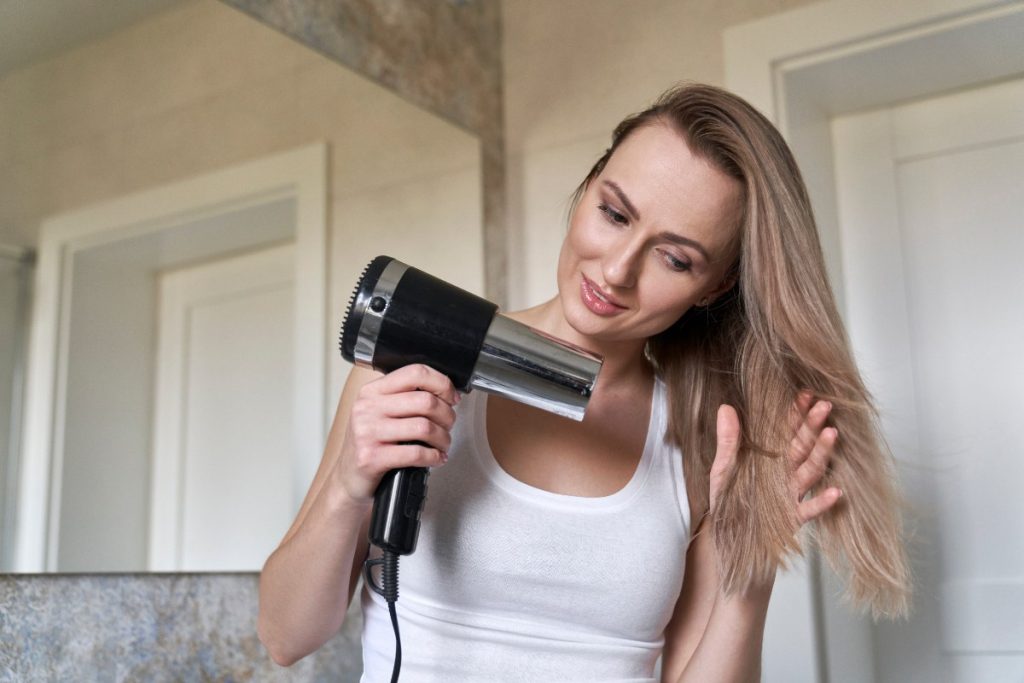 Une femme utilisant un diffuseur pour ses cheveux